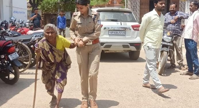 पुलिस की मानवता जमीन पर पड़ी 80 वर्षीय बुजुर्ग महिला को उपनिरीक्षक सुरूभि ने उठायापहुंची 8614